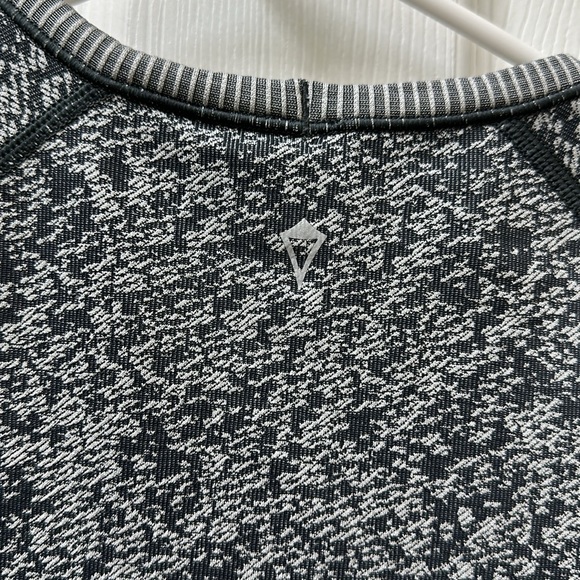 LIKE NEW! Ivivva Fly Tech Long Sleeve Top - Picture 8 of 11